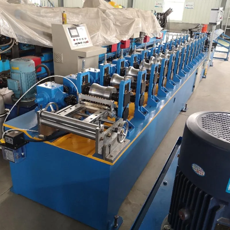 Máquina formadora de rollos de eje enrollable para contraventanas