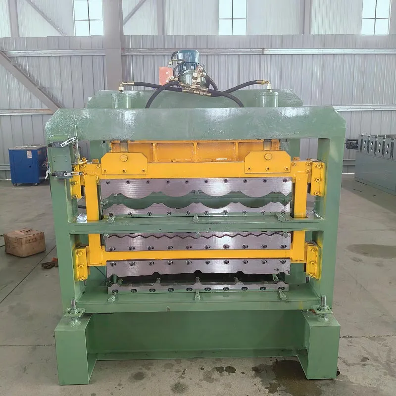 Máquina formadora de rollos de tres capas